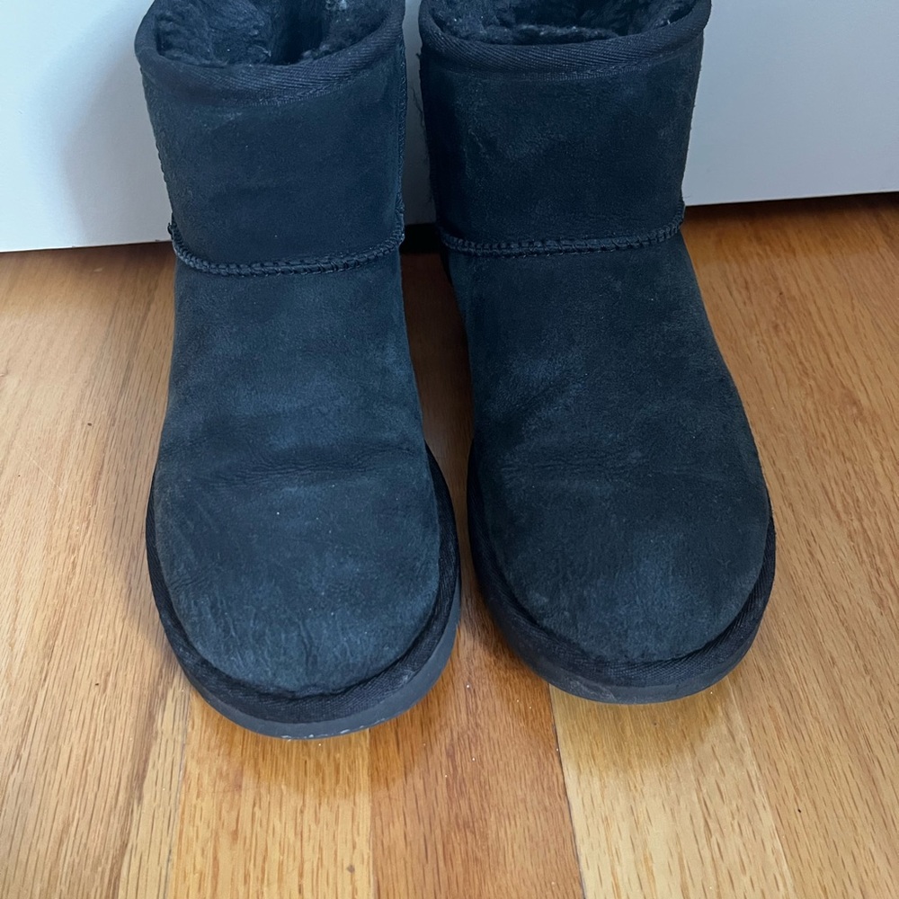 UGG SHORT BLACK BOOTS